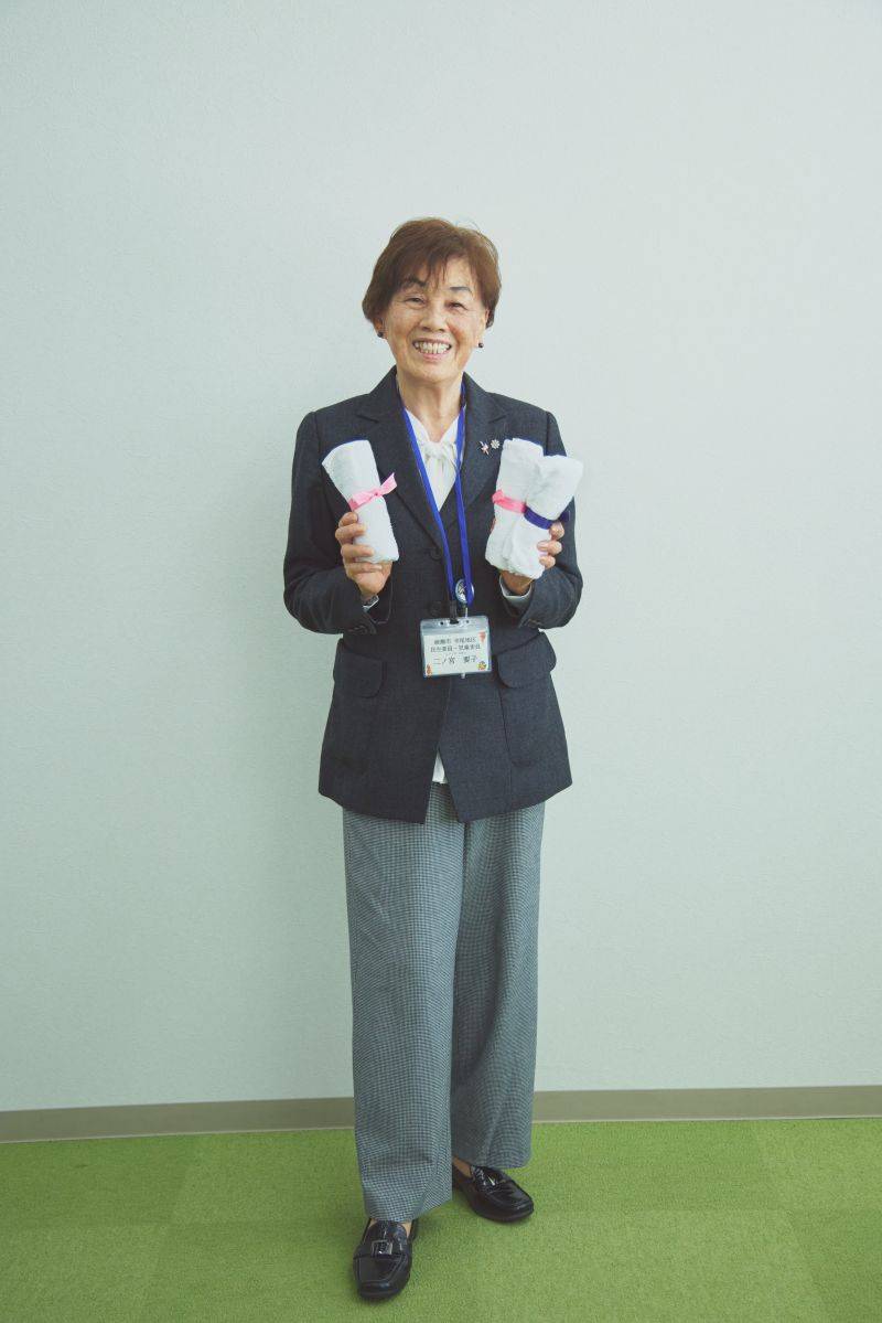 ①凛とした姿勢からは、33年という年月をかけて積み上げられた自信や、周囲に安心感を与える人柄を感じた