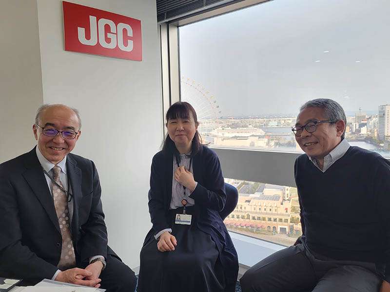 （左から）お話を聞いた常務理事・事務局長の佐藤恭平さん、スタッフの下山智子さん、日揮コーポレートソリューションズ株式会社　執行役員（本財団　理事）の山下豊さん