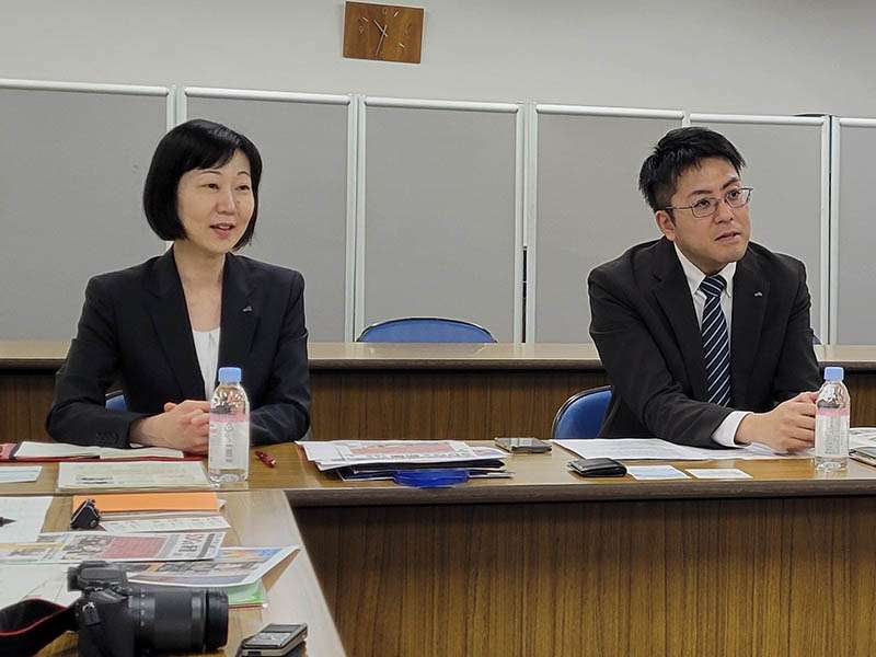 課長の田島さん(右)、新井さん(左) 課長の田島さん(右)、新井さん(左)
