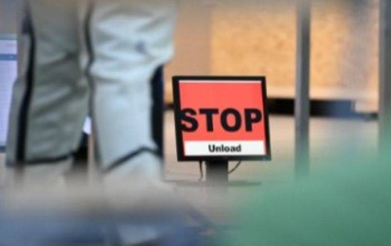 デフリンピックなどの国際大会で選手へ「競技ストップ」を知らせるモニター画面 デフリンピックなどの国際大会で選手へ「競技ストップ」を知らせるモニター画面