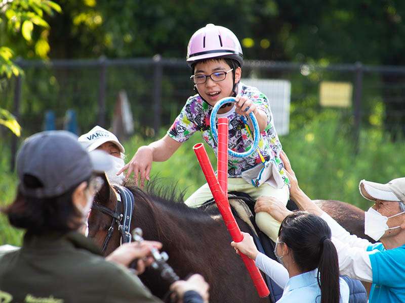 馬上で輪通しを行うゆうとさん 馬上で輪通しを行うゆうとさん