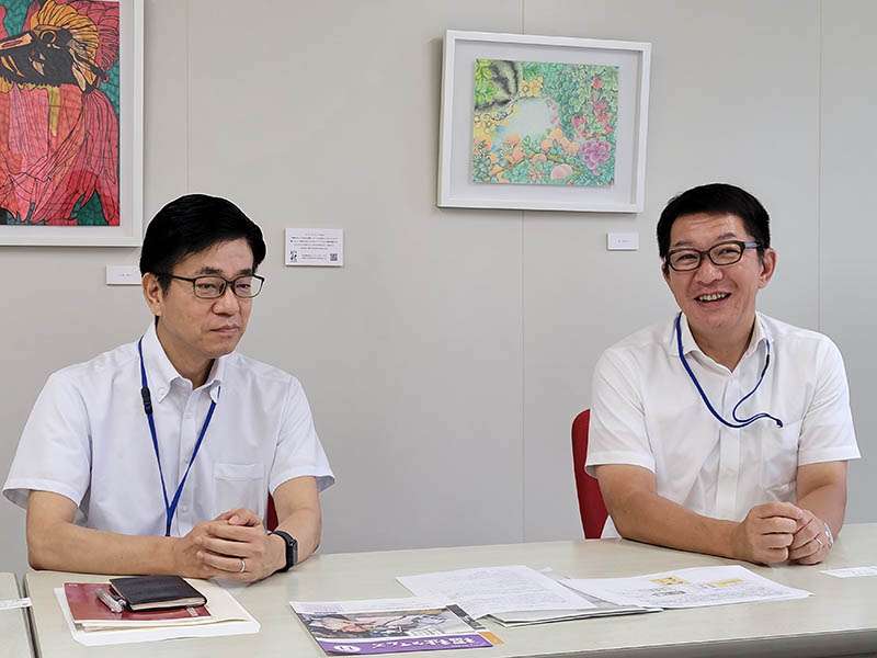 右から代表の市川さんと常務の片岡さん。会社には市内の障害福祉事業所で描かれたアート作品が飾られている