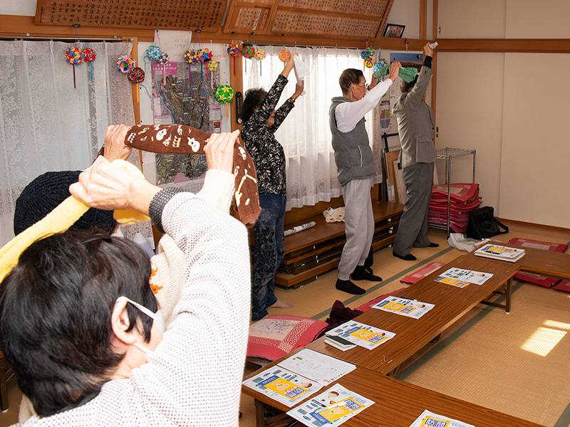 麻溝地区社協では11のサロンを開催。サロン畑ヶ中ではタオル１本体操や講師等を招いて介護等に関する講話を実施