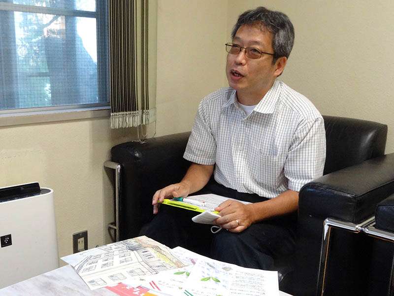 施設長の中村さん。保護司でもあり、地域への橋渡し役として、地区保護司会のHPを担当し、更生保護の理解啓発にも尽力している 施設長の中村さん。保護司でもあり、地域への橋渡し役として、地区保護司会のHPを担当し、更生保護の理解啓発にも尽力している
