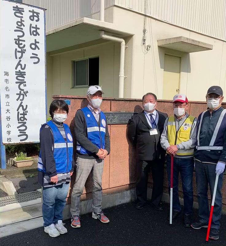地域の方や校長先生と共に登校の様子を見守っています 地域の方や校長先生と共に登校の様子を見守っています
