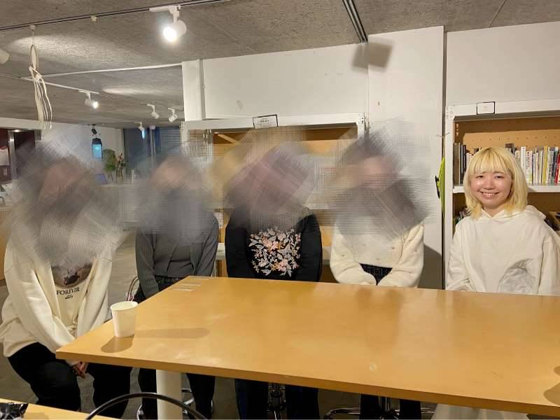 代表の奥村さん(右)と若者メンバーの皆さん 代表の奥村さん(右)と若者メンバーの皆さん