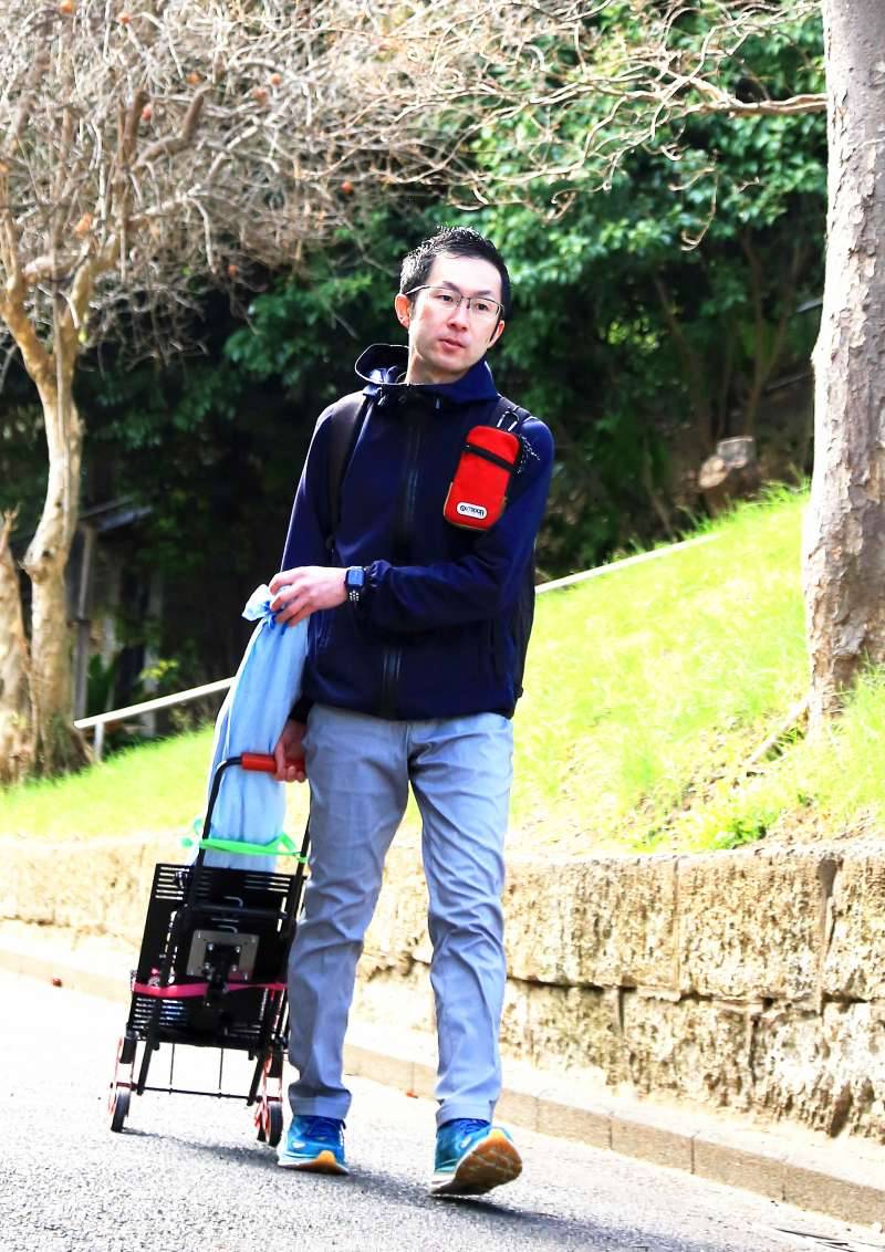 ⑥カレッジで活用するパソコン用のスタンドや機材などを運搬する鈴木さん