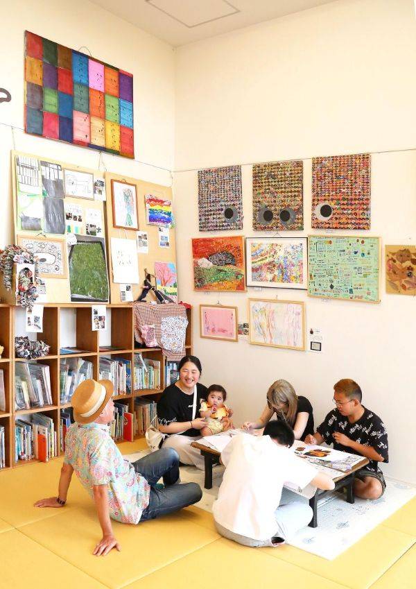 作品や作家カードを見たり、絵を描いたりしながら、さまざまな人がフラットにつながれる場になっている